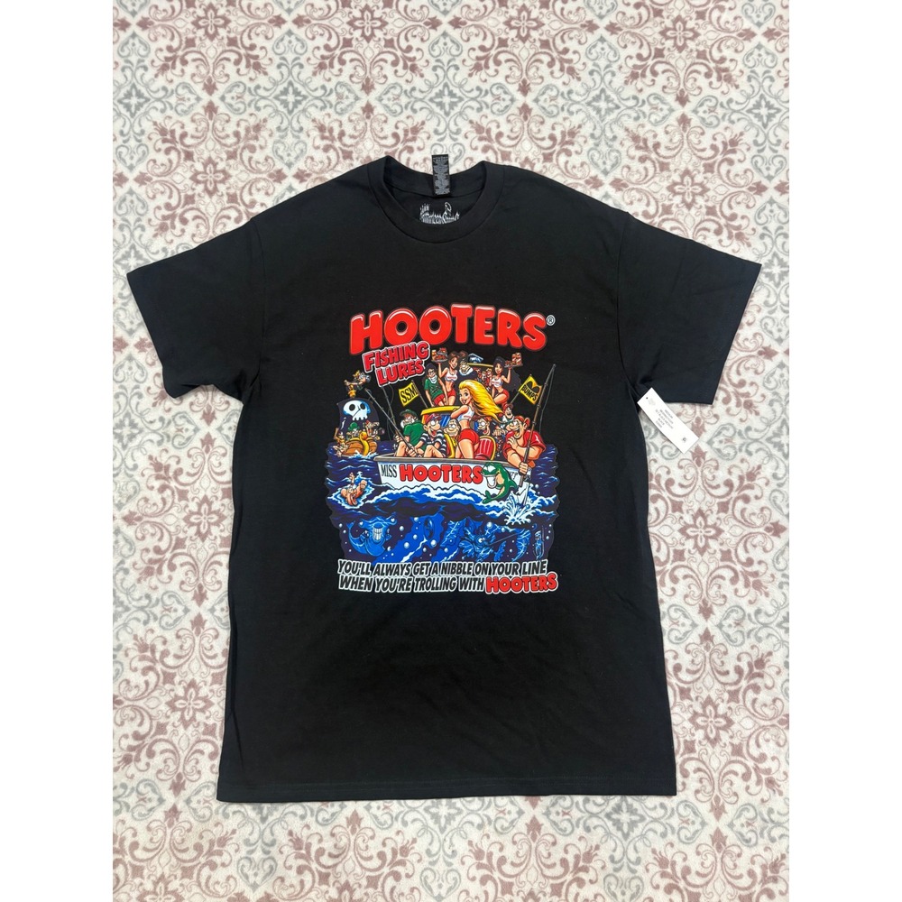 Hooters Fishing Lures Graphic T-Shirt Mens Medium Black Gildan Heavy Cotton G500